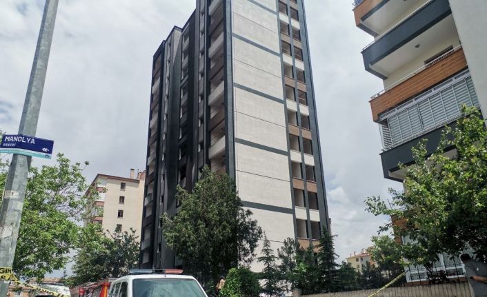 İnşaat halindeki binanın yalıtım malzemeleri yandı