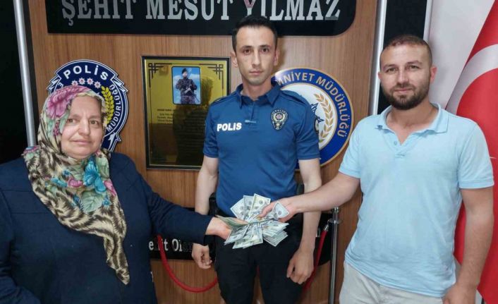 İnsanlık ölmemiş: Çöpte bulduğu 3 bin 200 doları sahibine teslim etti