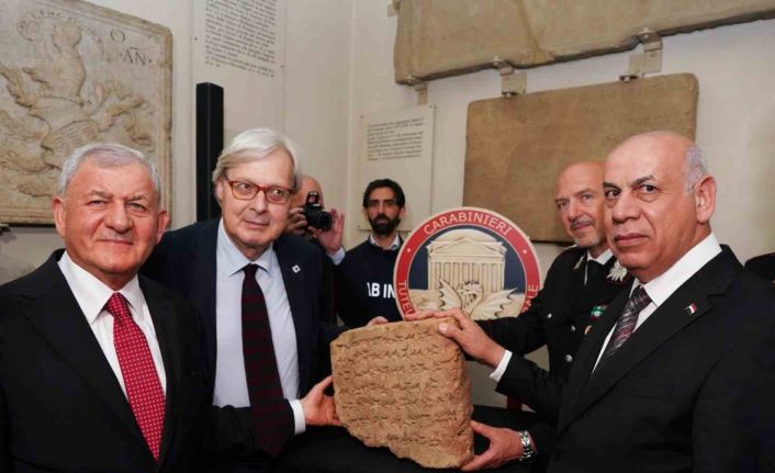 Irak,  İtalya’dan geri aldığı 2 bin 800 yıllık tarihi eseri sergiliyor