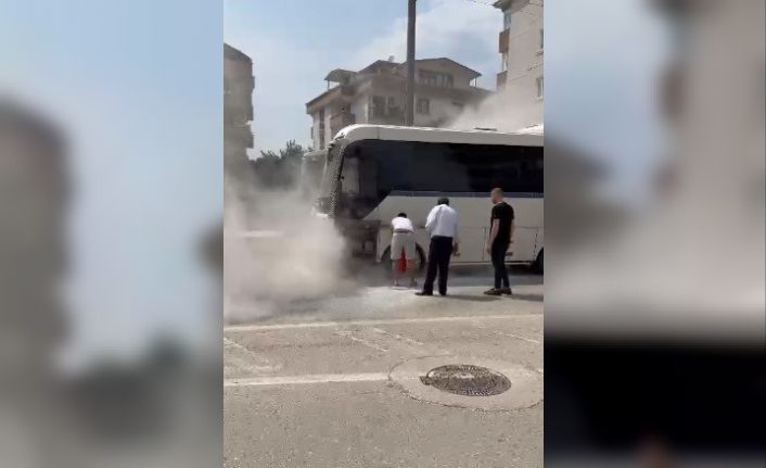 İşçi taşıyan servis yanmaktan son anda kurtuldu