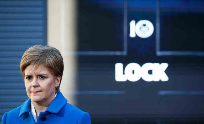 İskoçya’nın eski Başbakanı Sturgeon: “Hiçbir suç işlemediğimden emin olduğum halde bugün düştüğüm durum hem şok edici hem de çok üzücü"