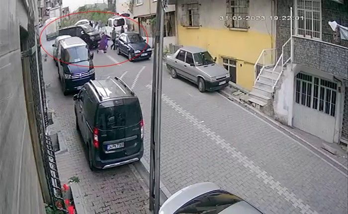İstanbul’da sokağa girmeye çalışan araç 1’i çocuk 3 kişiyi altına alarak ezdi: O anlar kamerada