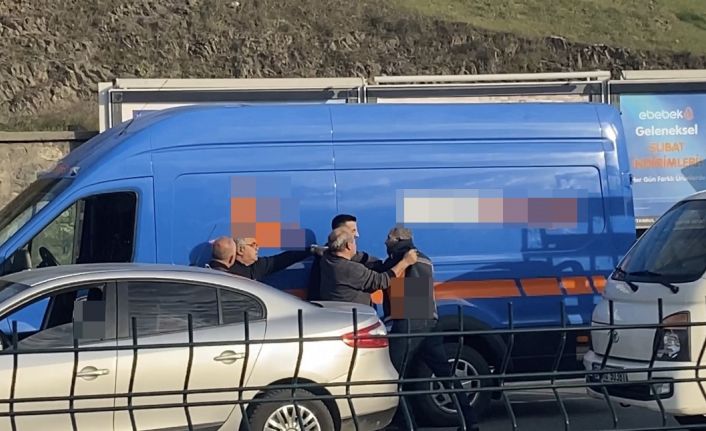 İstanbul’da trafikte yumruklu yol verme kavgası kameraya yansıdı