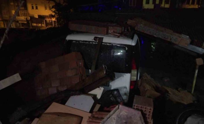 İstinat duvarı çöktü, 6 araç altında kaldı