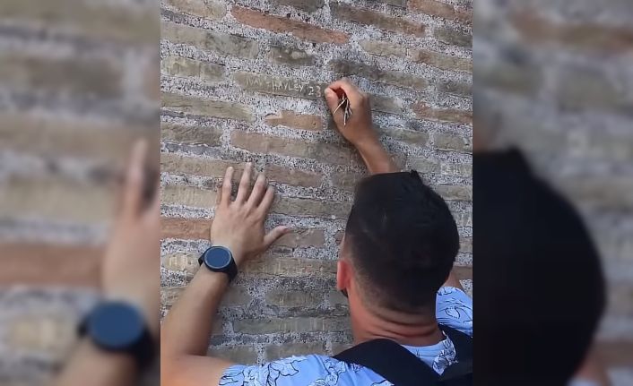 İtalya’da Kolezyum’a isim kazıyan turist aranıyor