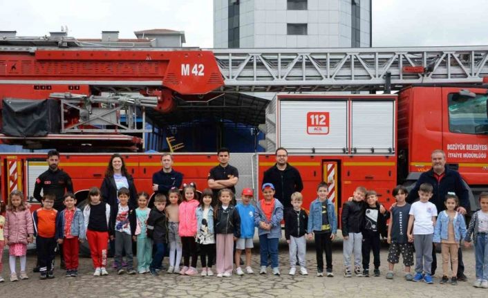 İtfaiyeci amcalarına yaptıkları resimleri hediye ettiler
