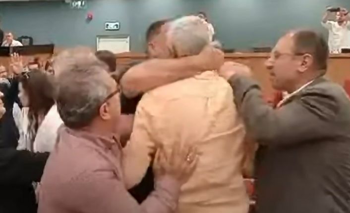 İzmir Büyükşehir Belediye Meclisinde ‘bavul’ gerginliği