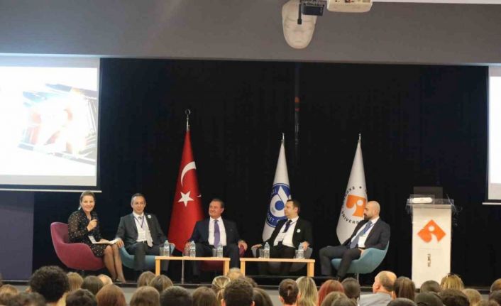 İzmir Ekonomi’de ‘turizm’ zirvesi