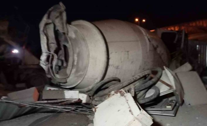 İzmir’de beton mikseri, metro inşaat alanına uçtu: Sürücü hayatını kaybetti