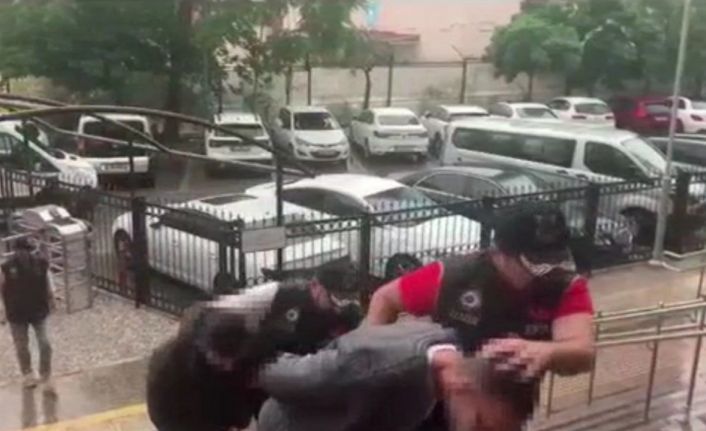 İzmir’de faciadan dönüldü: 6 el yapımı patlayıcı ele geçirildi