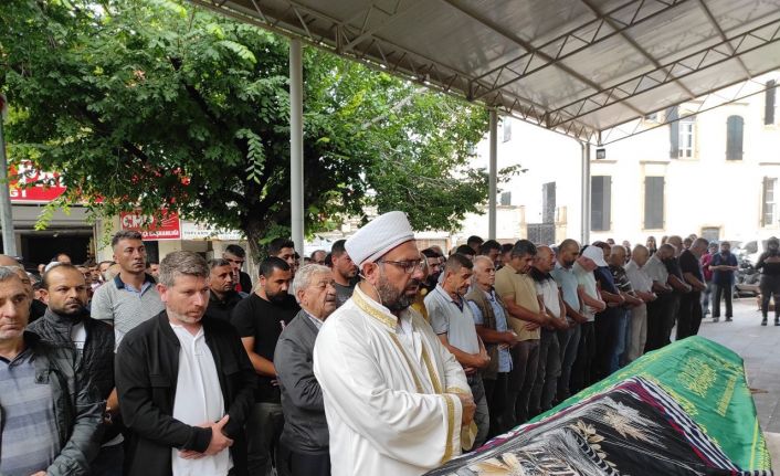 İzmir’de kabloyla boğulmuş halde ölü bulunan genç kadın son yolculuğuna uğurlandı