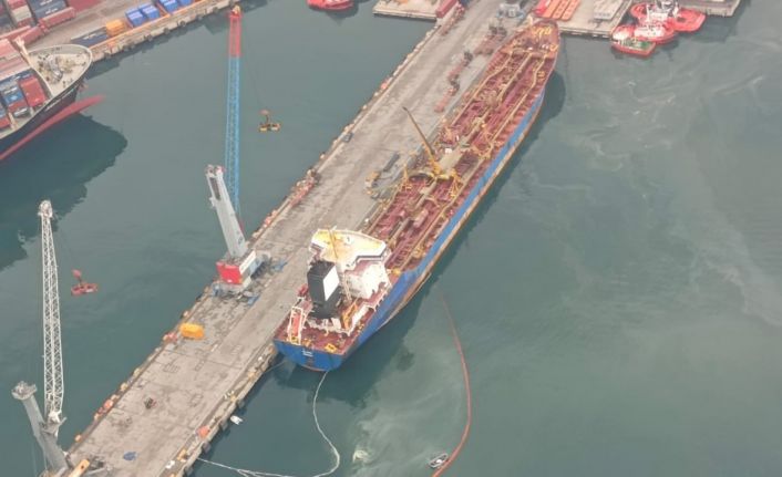 İzmit Körfezi’ni kirleten tanker gemisi deniz uçağı ile tespit edildi