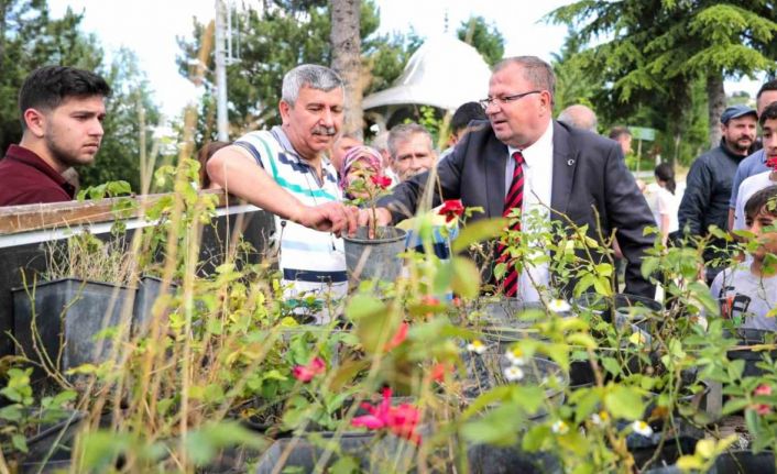 Kabir ziyareti için mezarlığa gelen vatandaşlara ücretsiz gül fidanı ve çiçek