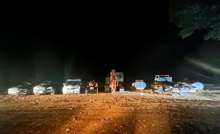 Kaçak kazı yapan 7 şahıs yakalanırken, çok sayıda otomobil ve iş makinesine el konuldu