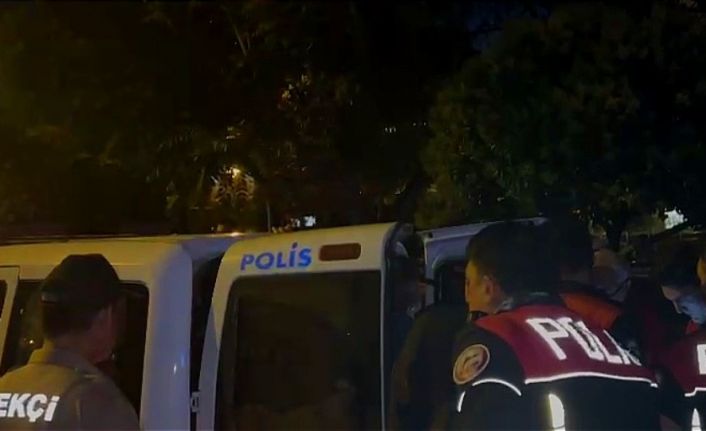 Kadın kılığında dolaşan erkek yakalandı