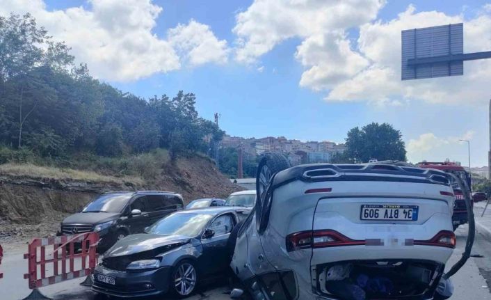 Kağıthane’de iki aracın karıştığı kazada 5 kişi yaralandı