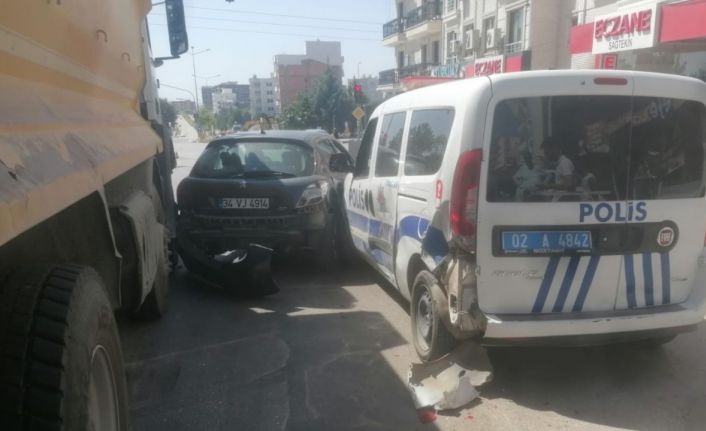 Kamyon kırmızı ışıkta bekleyen araçlara çarptı