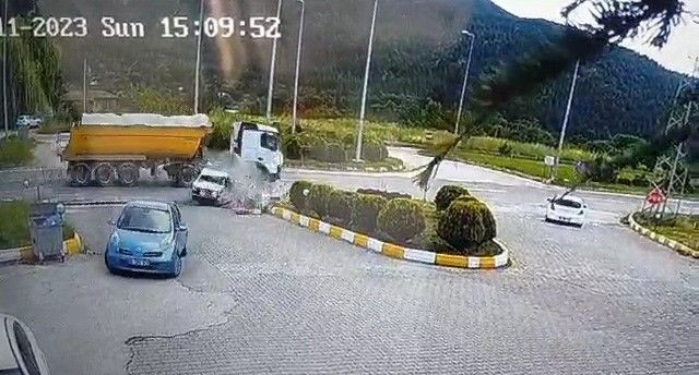 Karabük’teki ölümlü kaza anı kameraya yansıdı