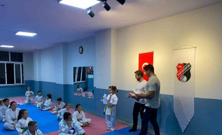 Karateciler kuşak sınavında ter döktü