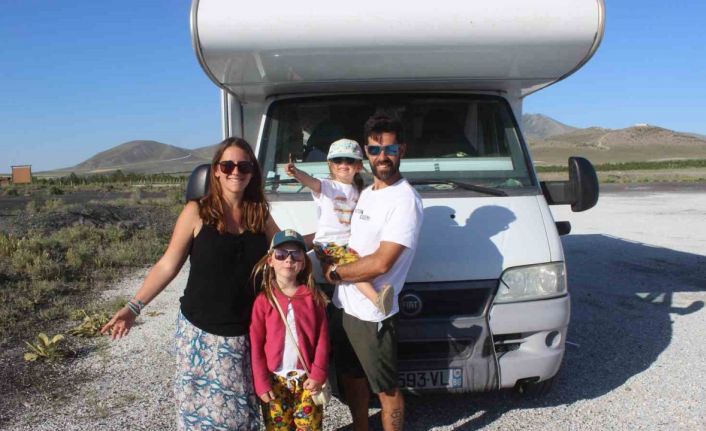 Karavanları ile dünya turuna çıkan Fransız aile Meke Gölü’nde kamp yaptı