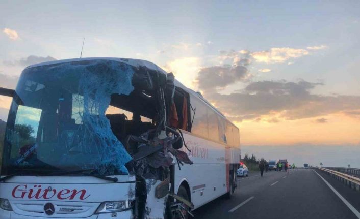 Karşı şeride geçen tır otobüsle kafa kafaya çarpıştı: 2 ölü, 6’sı ağır 20 yaralı