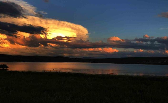 Kars’ta gün batımı kartpostallık görüntüler oluşturdu