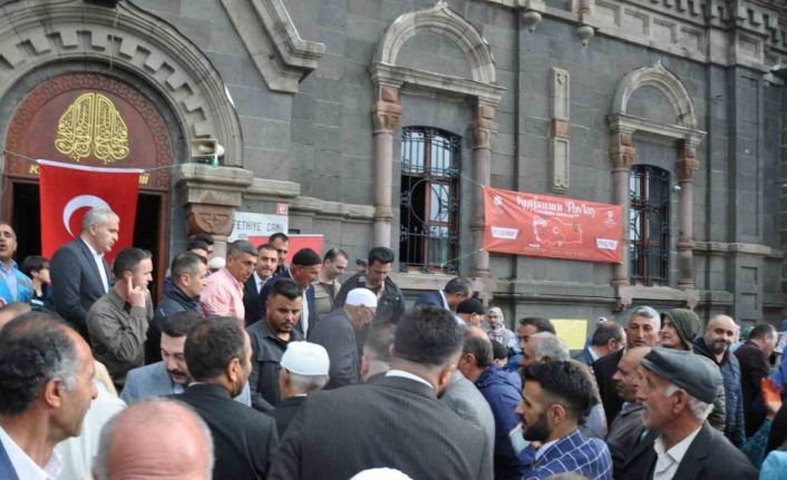 Kars’ta hacı adayları uğurlandı