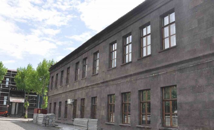 Kars’ta tarihi binalar gün yüzüne çıkıyor