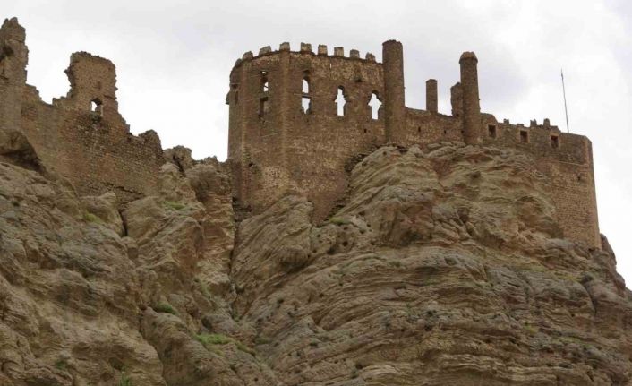 ’Kartal yuvası’na benzeyen Hoşap Kalesi’nde restorasyona başlandı