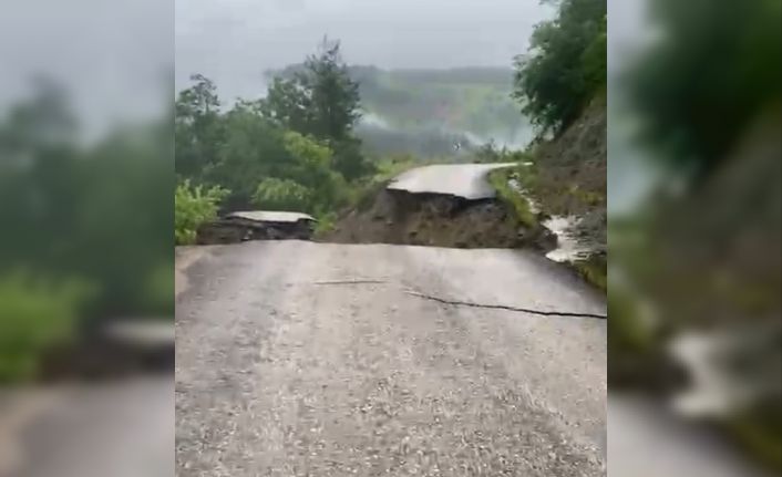 Kastamonu’da kuvvetli sağanak sebebiyle yol ve köprüler zarar gördü, bazı köylere ulaşım kapandı