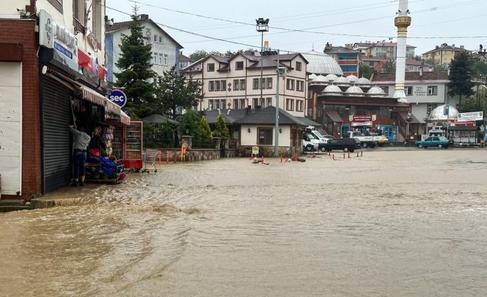Kastamonu’da sel: Araçlar suda sürüklendi, ev ve işyerlerini su bastı