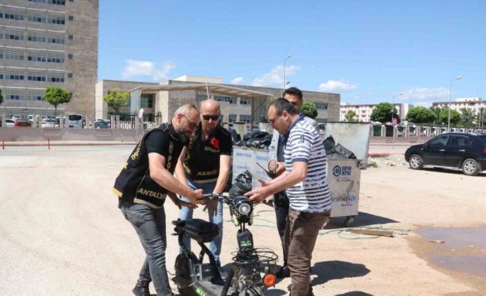 Kavga sırasında çalınan elektrikli bisikletini bir anda karşısında görünce polislere sarıldı