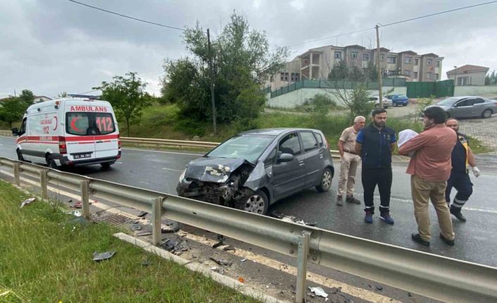 Kavşakta iki otomobil çarpıştı: 1’i bebek 3 yaralı