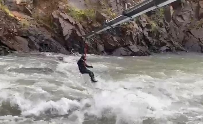 Kayıp sürücü vinç yardımıyla azgın sularda aranıyor