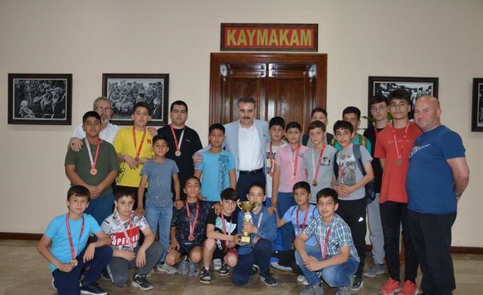 Kaymakam Odabaş, şampiyon güreşçileri makamında ağırladı