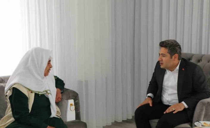 Kaymakam Özçelik, şehit ailesini ziyaret etti