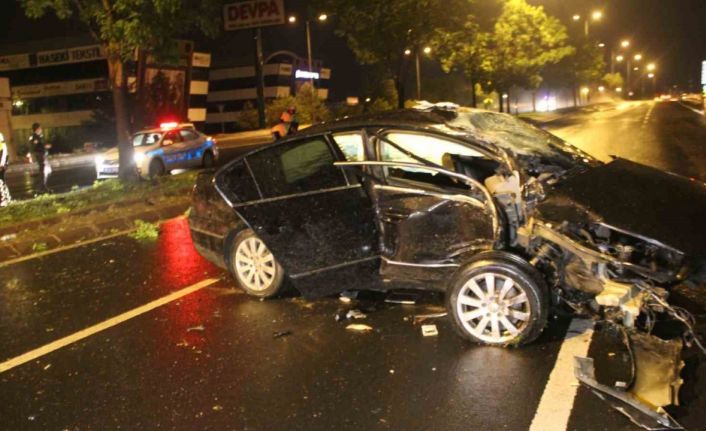 Kayseri’de ağaca çarpan otomobilin motoru karşı şeride uçtu: 2 ağır yaralı