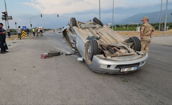 Kazada otomobil ters döndü: 1 ölü, 3 yaralı