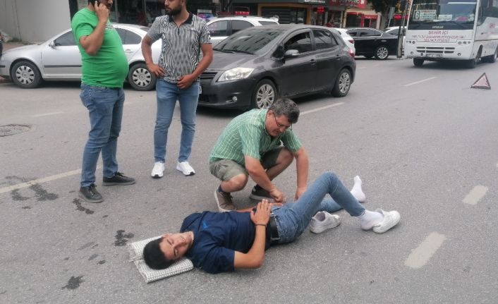 Kazada yaralanan motosiklet sürücüsüne ilk müdahaleyi olay yerindeki doktor yaptı