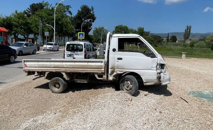 Kazaya karışan kamyonet 50 metre savrulup ünlü sanatçının evine böyle daldı