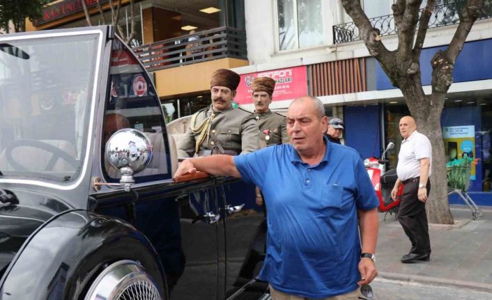 Kendi imkanıyla yaptığı Atatürk’ün makam aracının replikasıyla şehir şehir geziyor