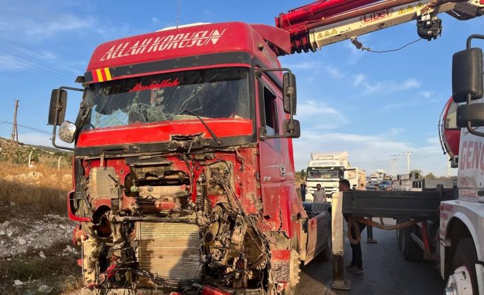 Kilis’te kamyonet ile tır çarpıştı: 3 ağır yaralı
