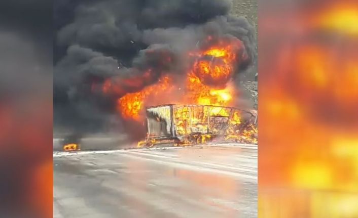 Kimyasal malzeme yüklü tır ile başka bir tırın çarpışması sonucu yangın çıktı: 2 sürücü öldü