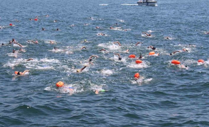 Kiraz Festivali’nde 5 kilometre yüzdüler