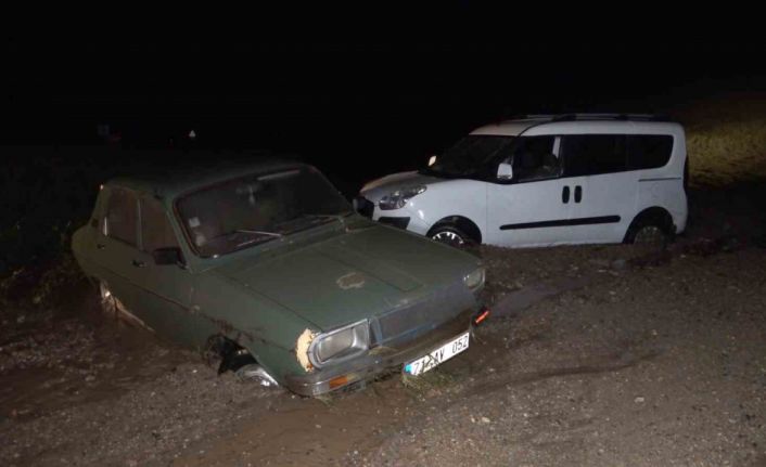 Kırıkkale’de iki araç sele kapıldı: Mahsur kalan 4 kişi kurtarıldı