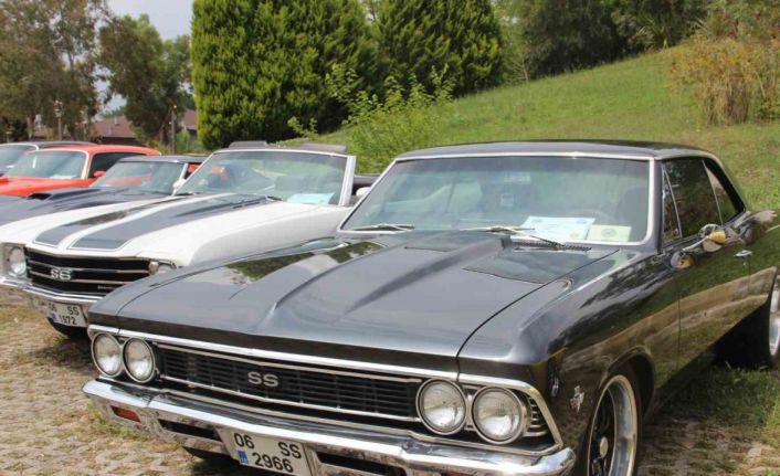 Klasik otomobil tutkunları İzmir’de buluştu