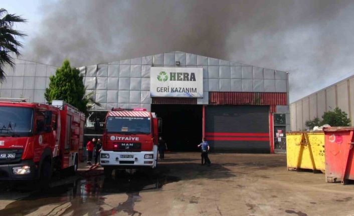 Kocaeli’de geri dönüşüm tesisindeki yangın kontrol altına alındı