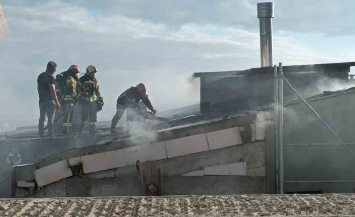 Kocaeli’de inşaat halindeki 8 katlı binanın çatısında yangın