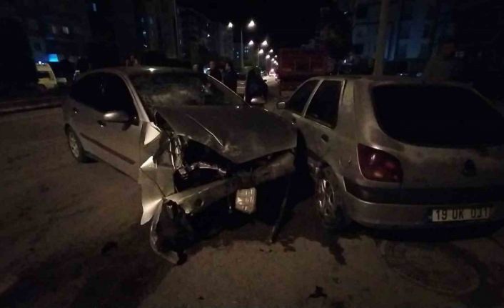 Kontrolden çıkan araç park halindeki otomobillere çarptı