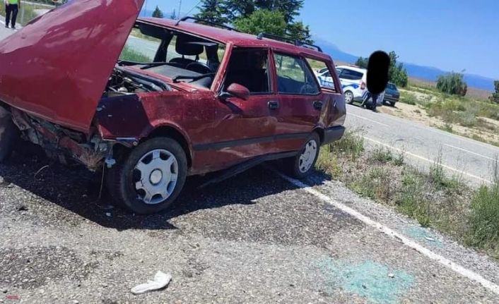 Kontrolden çıkan otomobil karşı şeride savruldu: 1 yaralı